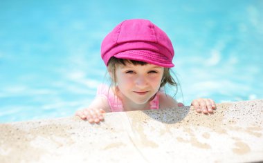 havuz kenarında şirin küçük kız