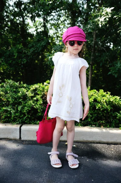 Schönheit kleines Mädchen in weißem Kleid posiert vor unseren Türen — Stockfoto