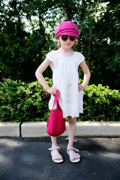Krása děvčátko v bílých šatech, které představují ourdoors — Stock fotografie