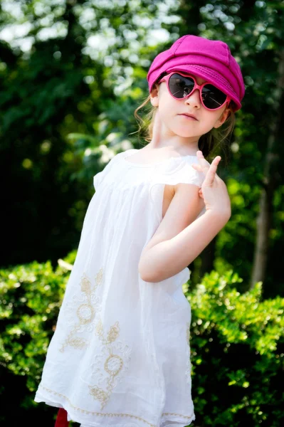 Skönhet liten flicka i vit klänning poserar ourdoors — Stockfoto