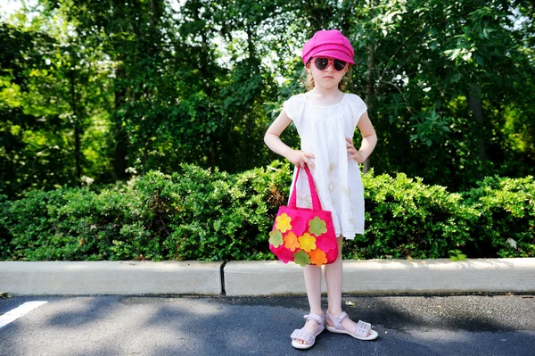 Krása děvčátko v bílých šatech, které představují ourdoors — Stock fotografie