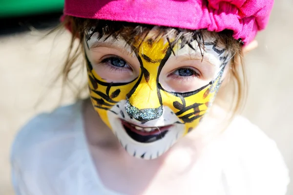 Schattig klein meisje met geschilderde gezicht — Stockfoto