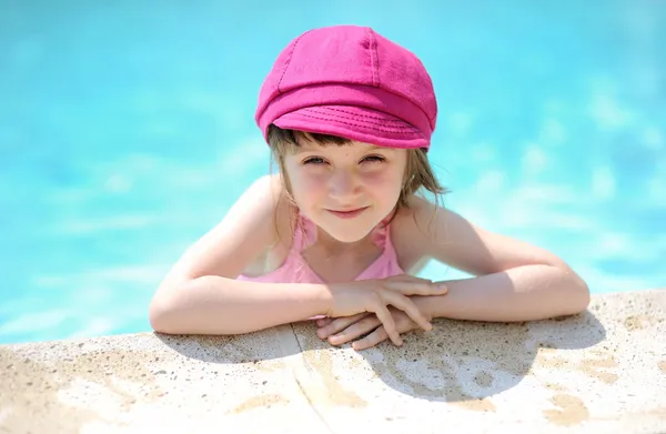Linda niña en el borde de la piscina —  Fotos de Stock