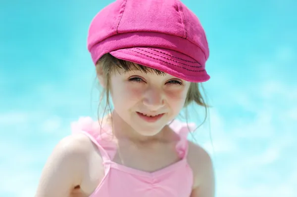 Petite fille mignonne près d'une piscine — Photo