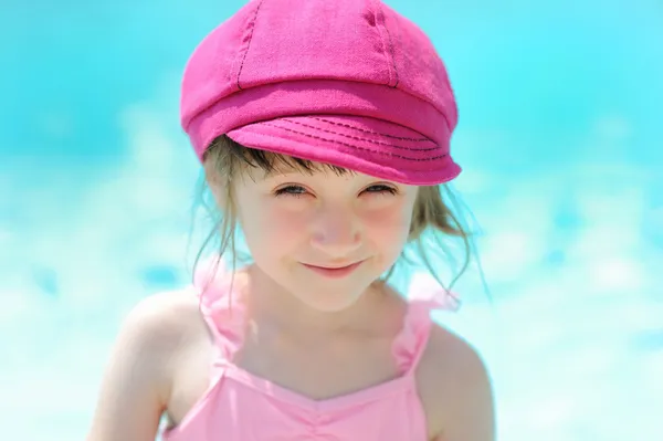 Симпатична маленька дівчинка біля басейну — стокове фото