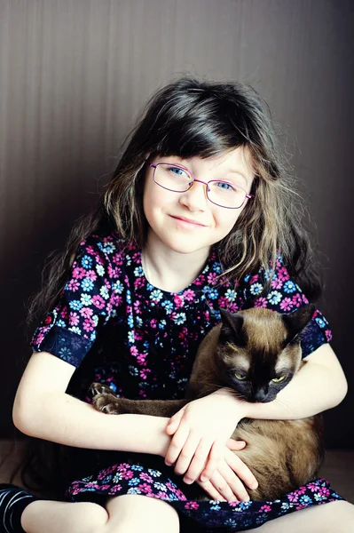 Πορτρέτο του μικρό κορίτσι εκμετάλλευση Μπουρμάνος γάτα — 图库照片