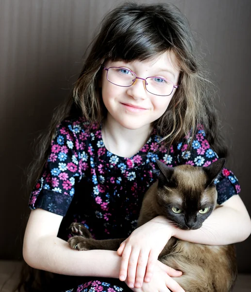 小さな女の子ホールディング ビルマ猫の肖像画 — ストック写真