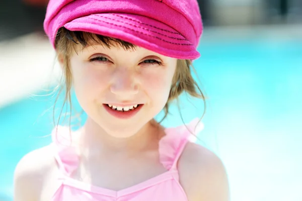Carina bambina vicino a una piscina — Foto Stock
