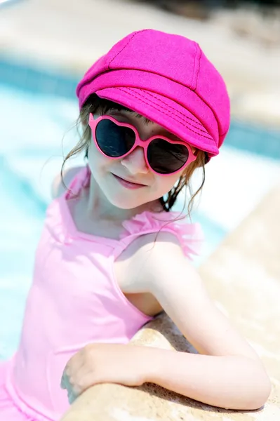 Linda niña junto a una piscina —  Fotos de Stock