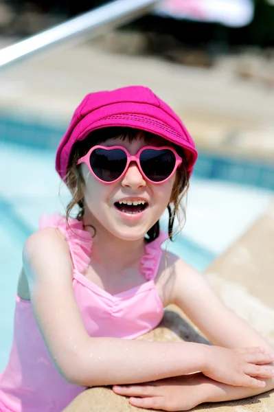 Linda niña junto a una piscina —  Fotos de Stock