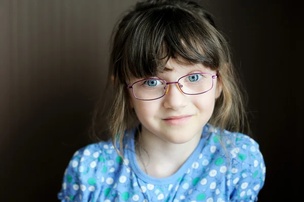 Retrato de niña feliz sobre fondo oscuro — Foto de Stock