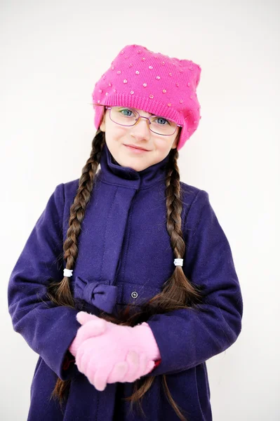 Portrait d'enfant fille avec queue de cochon en barret rose — Photo