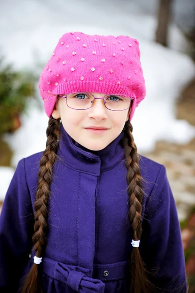 Portret van kind meisje met FM in roze barret — Stockfoto