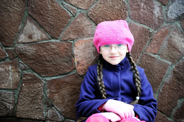 Portrét dívky děti s VKV v růžové barret — Stock fotografie