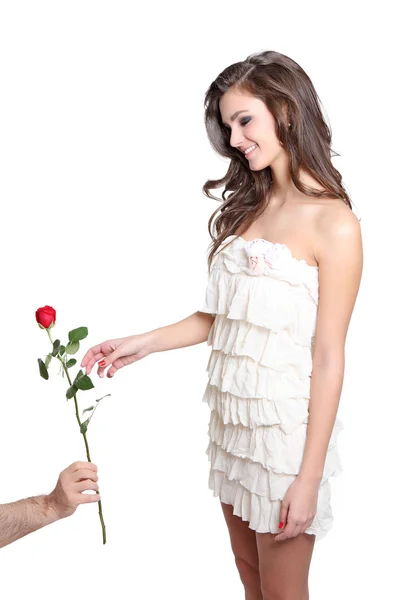 Jeune fille recevant une rose d'un garçon — Photo