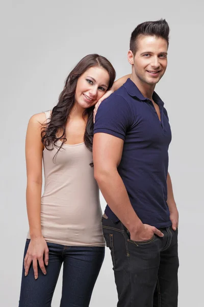 Söta par står och ler tillsammans — Stockfoto