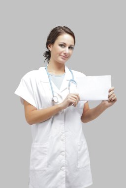 Kadın doktor elinde boş bir kart tutuyor.