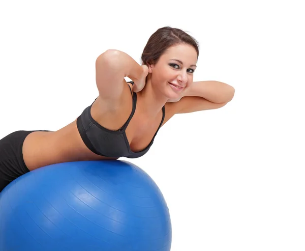 Cute vrouwen die zich uitstrekt over een fitness bal — Stockfoto