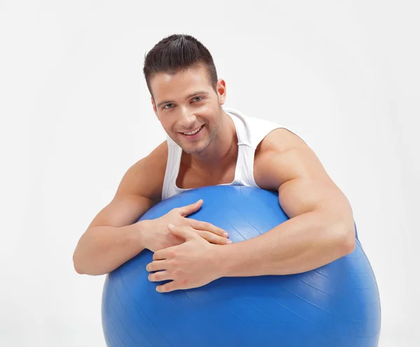 Yakışıklı erkekler fitness topu ile — Stok fotoğraf