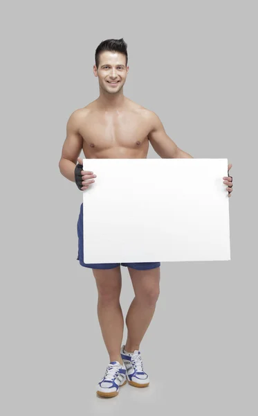 空白の看板を持っている若い男性 — ストック写真