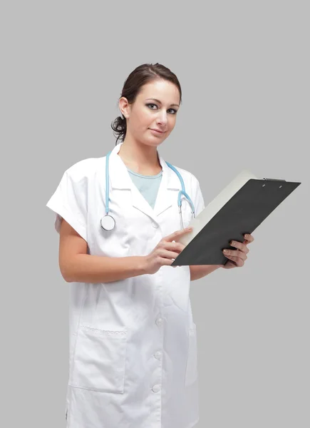 Vriendelijke vrouwelijke arts met een Klembord en stethoscoop — Stockfoto