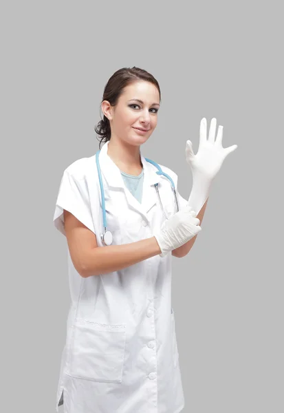 Mooie vrouwelijke arts met handschoenen — Stockfoto