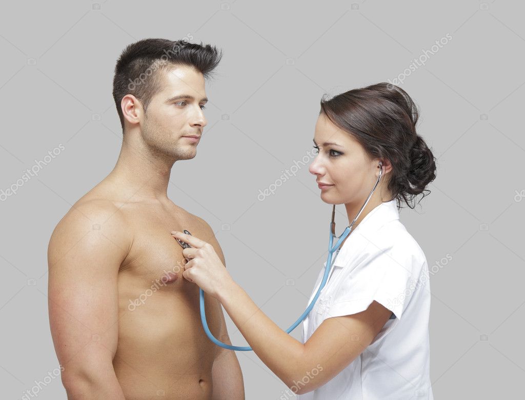 Горячая медсестра осматривает парня