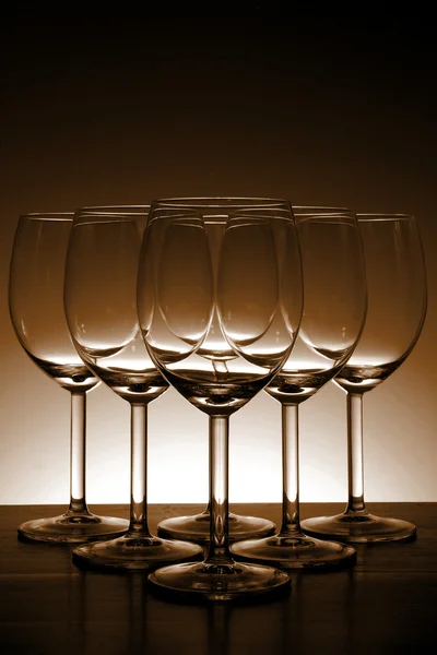 Copo de vinho vazio em fundo de luz bonita — Fotografia de Stock