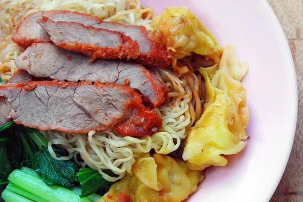 Ei chinese droge noedels met geroosterde rode varkensvlees — Stockfoto