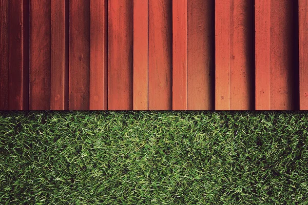 Muur achtergrond op groen gras, vintage stijl — Stockfoto