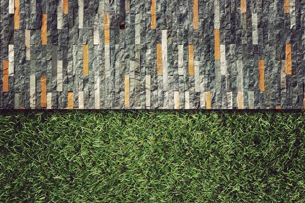 Стена фон на зеленой траве, винтажный стиль — стоковое фото