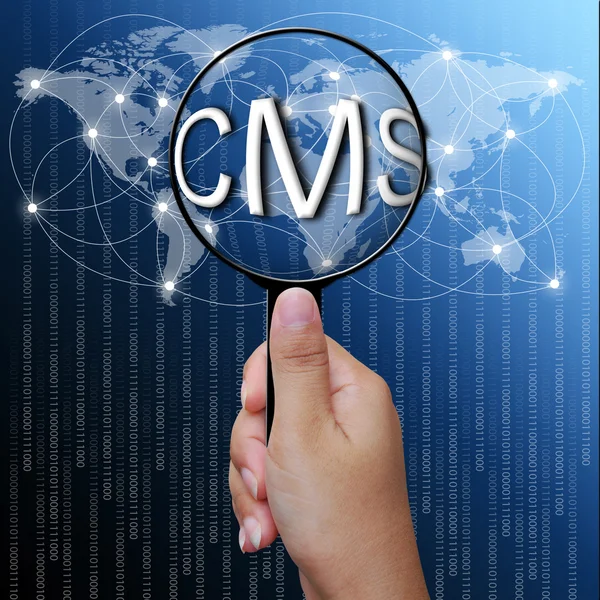 CMS, слово в увеличительное стекло, сетевой фон — стоковое фото