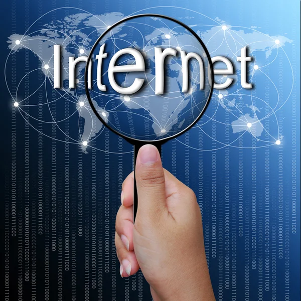 Internet, parola in lente di ingrandimento, sfondo della rete — Foto Stock