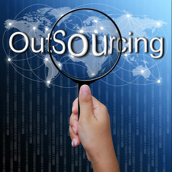 Outsourcing, parola in lente d'ingrandimento, sfondo di rete — Foto Stock