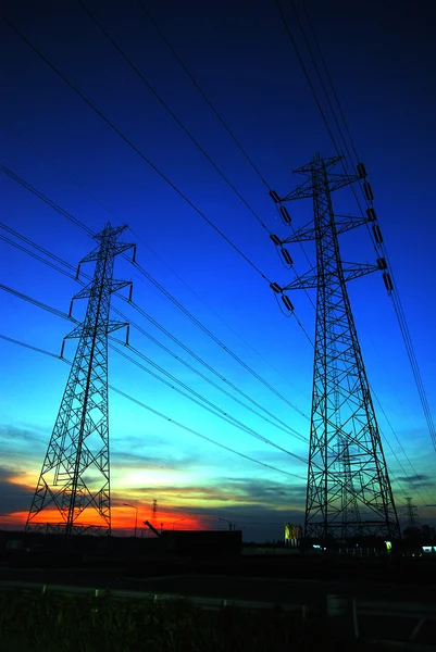 Electric högspänning elstolpar — Stockfoto