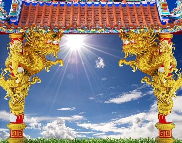 Kinesisk stil guld drake i gamla papper, 2012 år bakgrund — Stockfoto