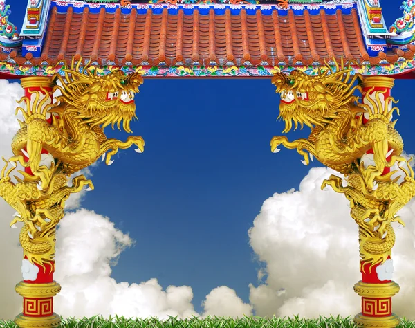 Kinesisk stil guld drake i gamla papper, 2012 år bakgrund — Stockfoto