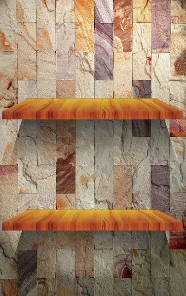 Mensola in legno vuota su muro di pietra — Foto Stock