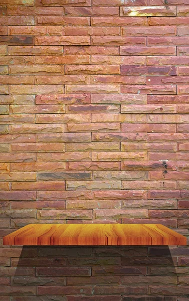 Puste półki drewniane na kamienny mur — Zdjęcie stockowe