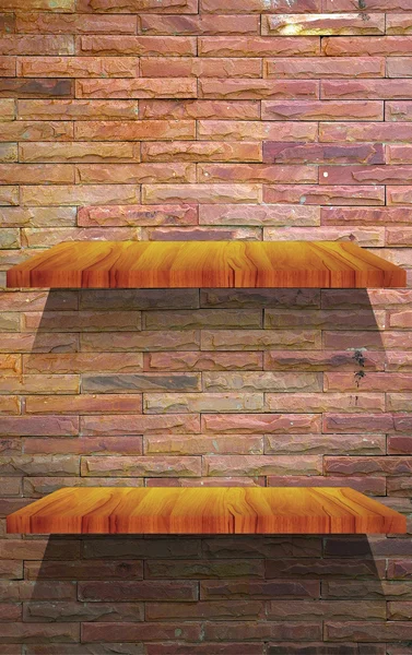 Estante de madera vacío en la pared de piedra — Foto de Stock