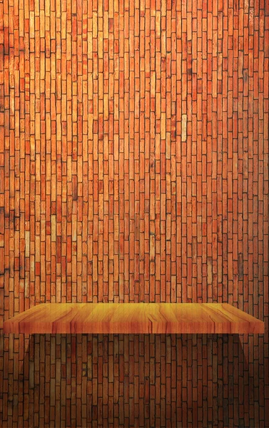 Пустая деревянная полка на каменной стене — стоковое фото