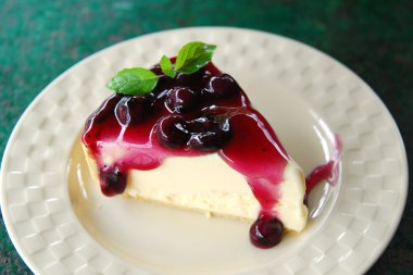 Yaban mersinli cheesecake