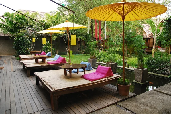 Paraguas amarillo y sofá en Thai Resort —  Fotos de Stock