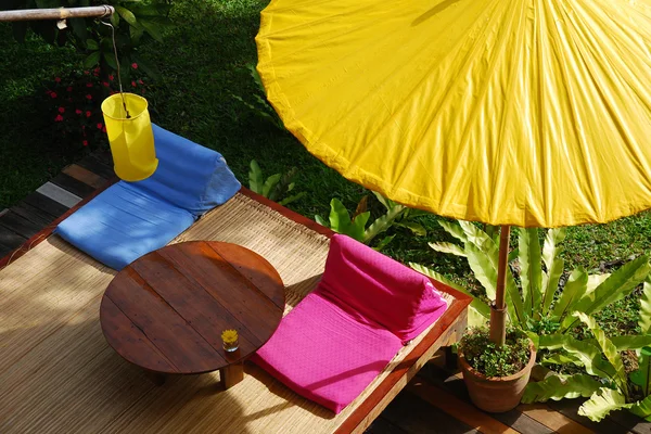Paraguas amarillo y sofá en Thai Resort —  Fotos de Stock