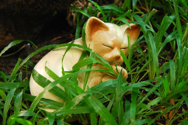 Keramická kočka v trávě — Stock fotografie