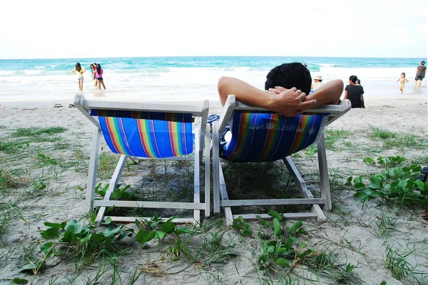 Homme relaxant dans une chaise de plage — Photo
