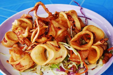 parti gıda tepsi üzerinde Squid halka