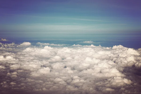 Vista sopra la terra alle nuvole sottostanti — Foto Stock
