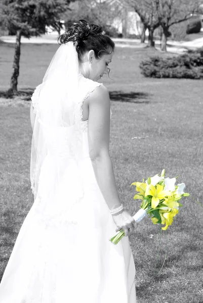 Невеста и ее цветы — стоковое фото