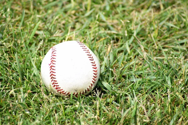 棒球在草地上 — 图库照片